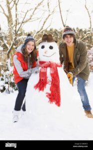 Adolescentes haciendo un muñeco de nieve