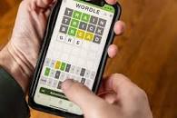 Pantalla de celular que muestra un juego de wordle